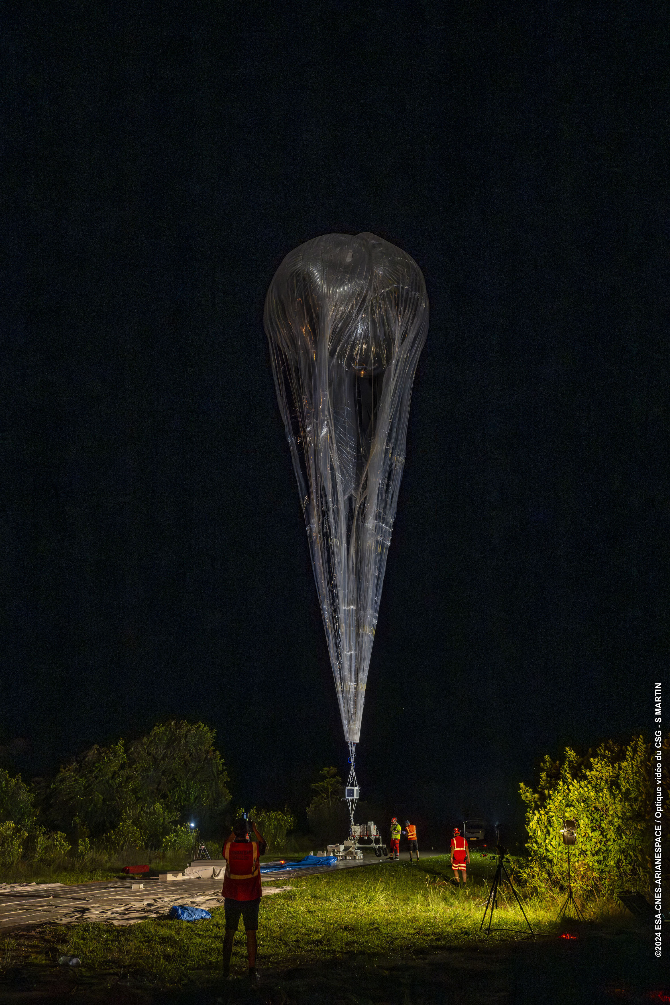 Un ballon stratosphérique gonflé. On distingue en haut le ballon interne, bien gonflé. L'enveloppe externe est lâche autour et pend, tendue par le poids de la charge utile.